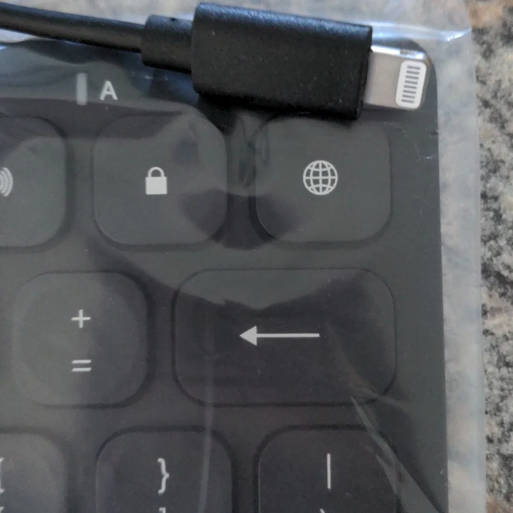 Kensington Simple Solutions Wired Compact iPad Keyboard Lightning Connec…